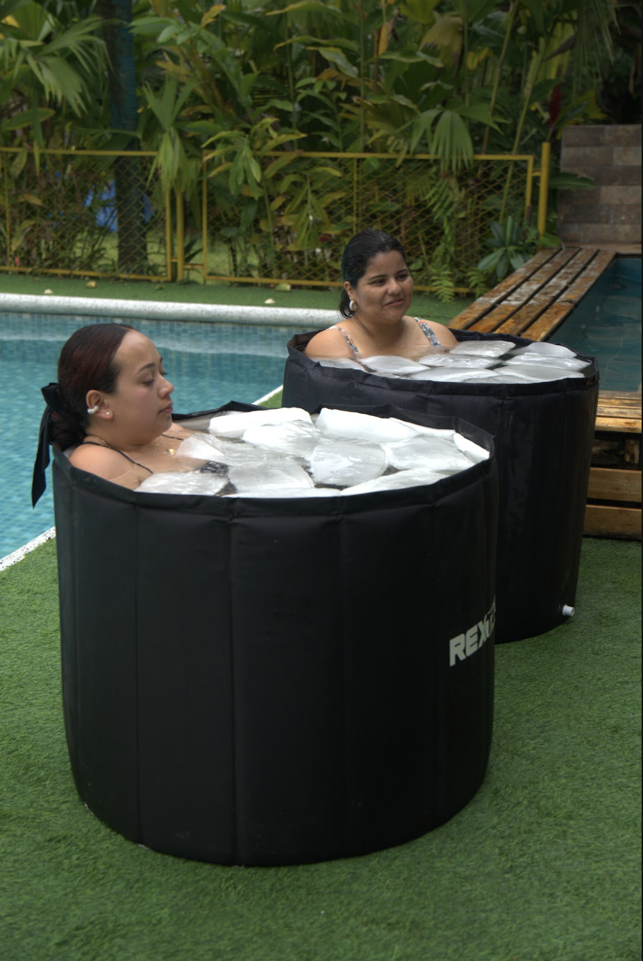Dos mujeres en tinas de hielo al aire libre